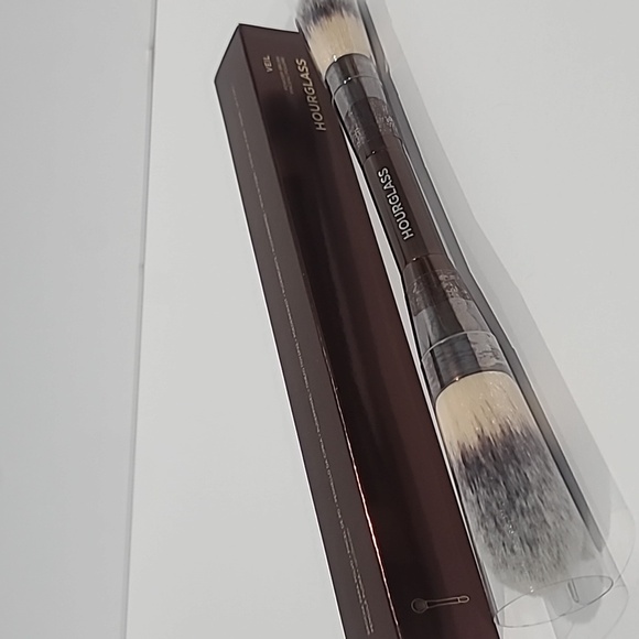 $21 OFF  ✅ Hourglass VEIL POWDER BRUSH Double Ended (Dual-Sided) ✨ NEW IN BOX - Picture 9 of 12